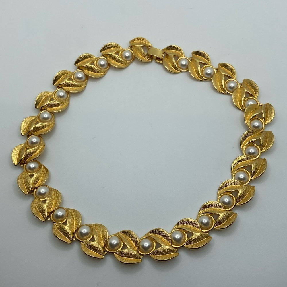 Vtg Gold Tone an Faux Pearl Articulated Leaf Link Necklace 17”